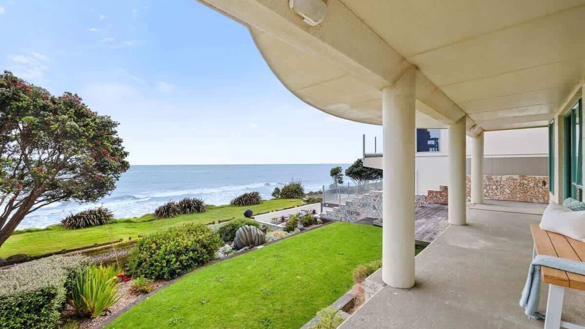 Bell Block Apartment | Beachfront Studio with Sea Views