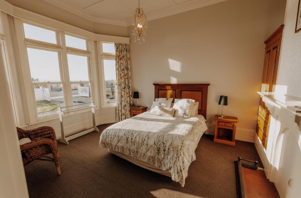 Kaikoura House | Beachfront Villa, Spacious, Mountain Outlook - KK87184