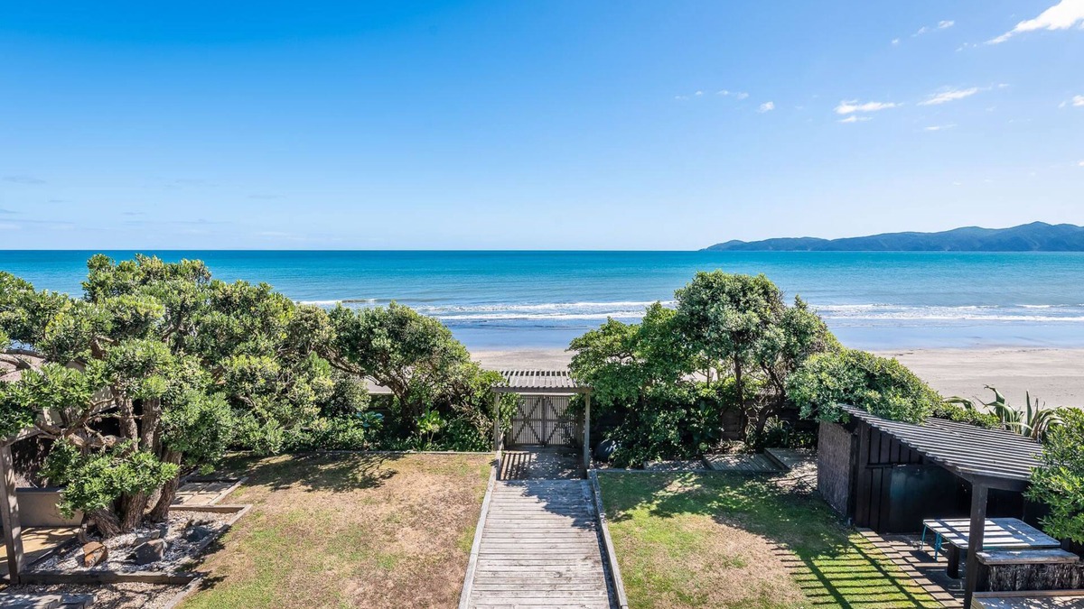 Raumati South House | Beachfront with room for everyone!