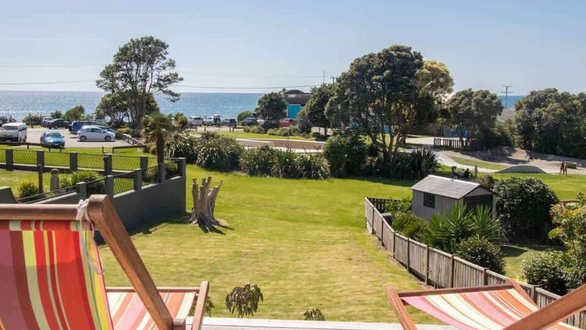 Oakura House | Beachside Aqua Vista Bach Oakura