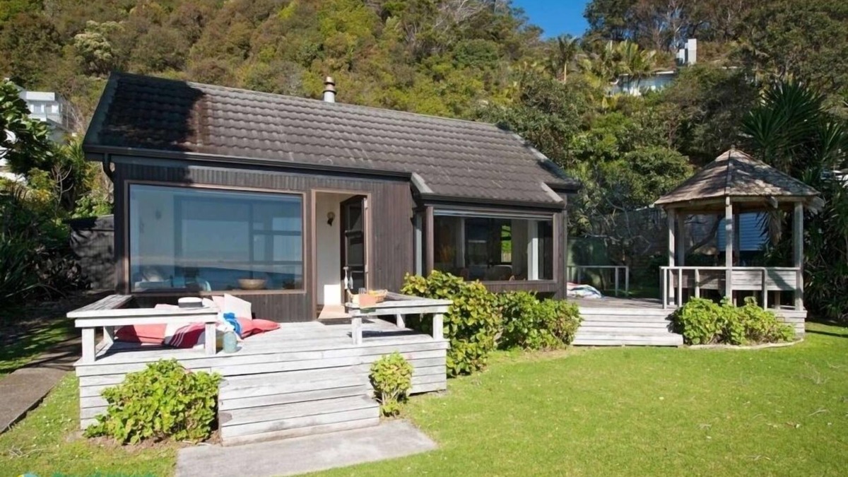 Russell House | Beachside Bach - Long Beach - Absolute beachfront! Great family holiday home.