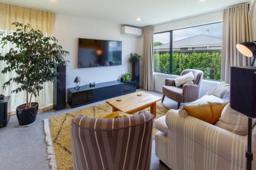 New Brighton Apartment | Beachside Townhouse with Courtyard & Garage