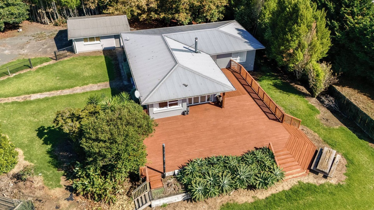 Clarks Beach House | Beachview Bliss - Clarks Beach Holiday Home