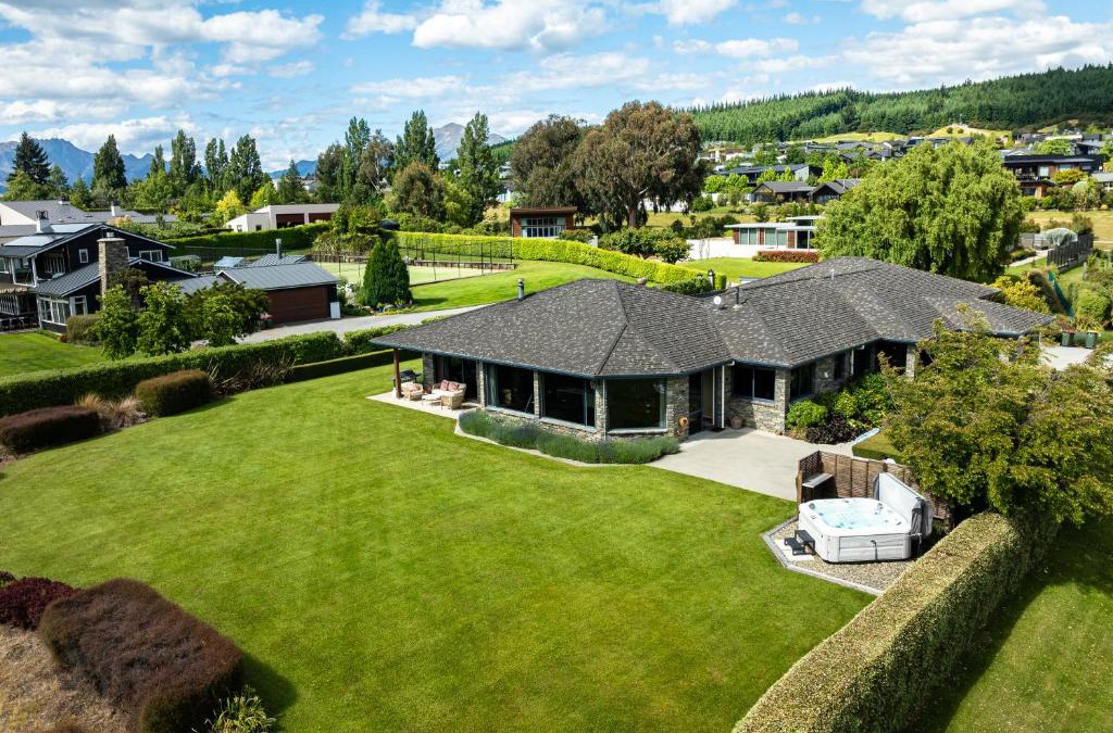 Wanaka Villa | Beacon Point Lakeview Escape - Spacious - Stylish