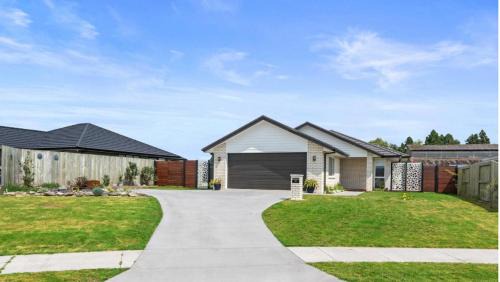 Owhata House | Beautiful Brand New Four-Bed Home near Redwood