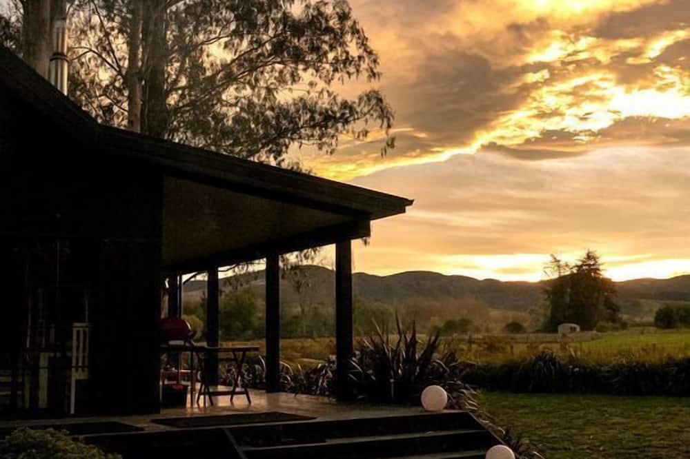 Woodbury Cabin | Beautiful Eco-Retreat with Hot-Tub and Breathtaking Countryside Views Geraldine Downs, Canterbury