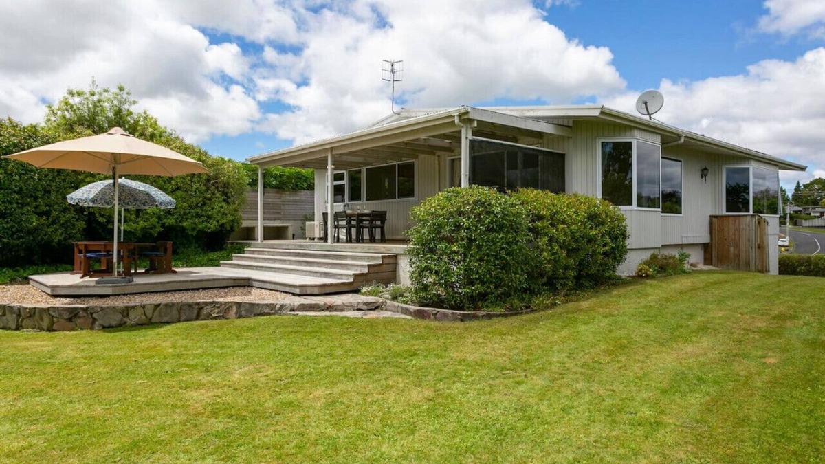 Taupo House | Beautiful home - spacious, peaceful, modern, with outdoor deck, and fully fenced for pets
