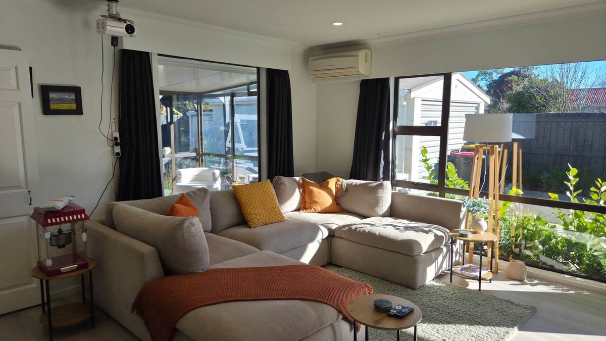 Avonhead House | Beautiful Home w/Parking | Easy Airport Access