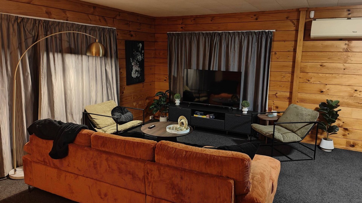 Christchurch House | Beautiful House w/Parking | 5 mins to Airport