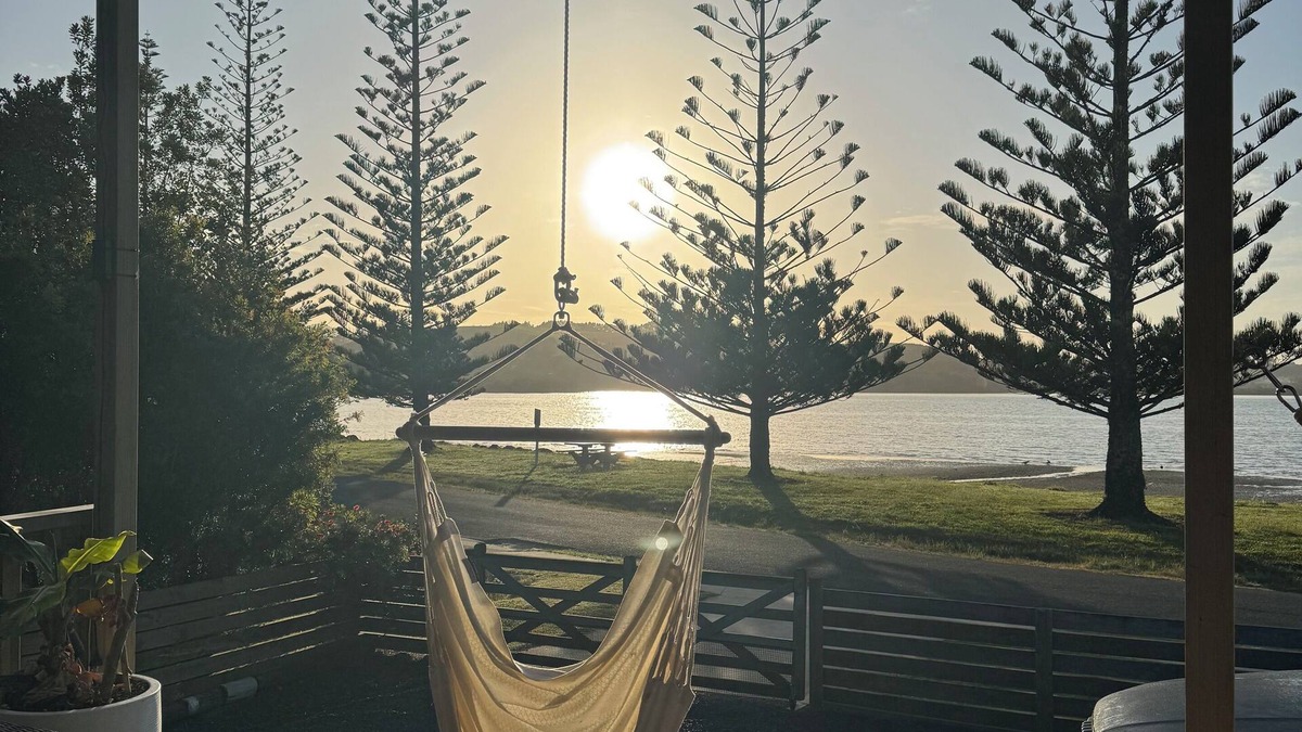Hihi House | Beautiful, modern 2 bedroom house right on the water in picturesque Hihi.