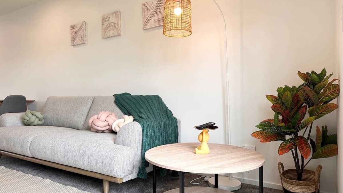 Riccarton House | Beautiful New Townhouse Private Parking by Hagley