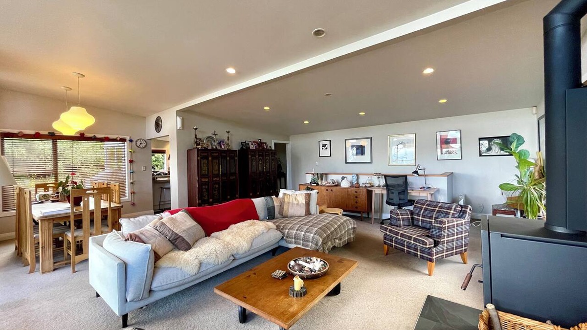 Titirangi Apartment | Beautiful Titirangi Bush & Sea View Santuary with large entertainers deck.