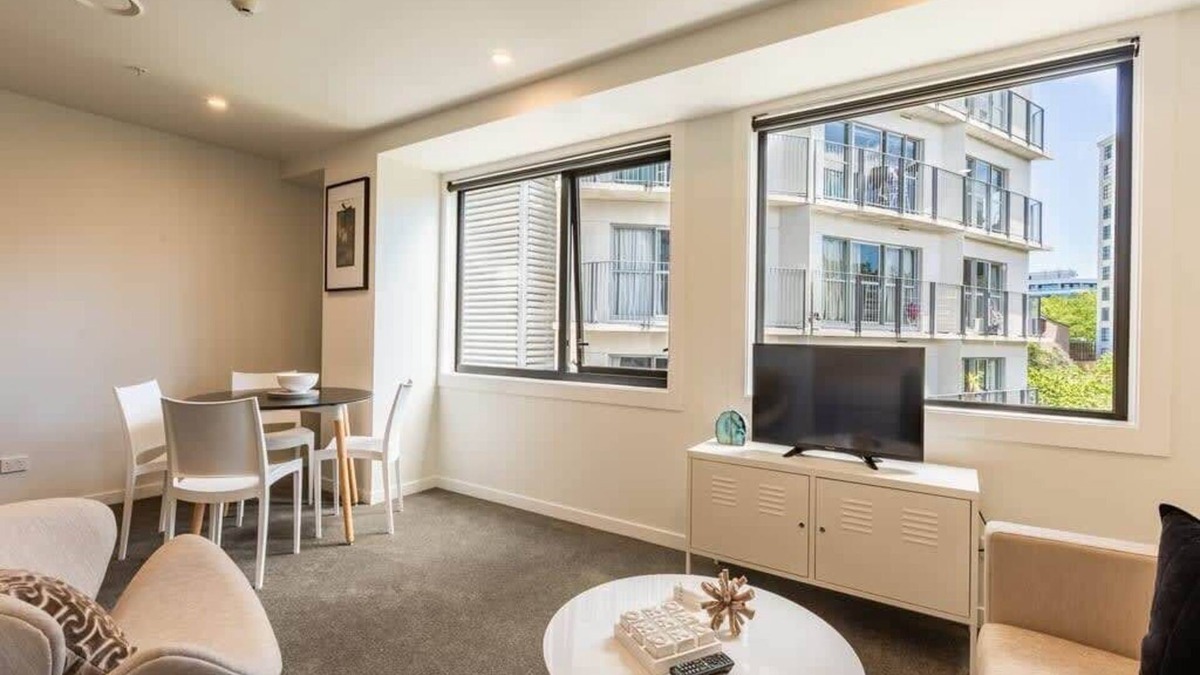Newton Apartment | Beautiful Two Bedroom Apartment next to Myers Park