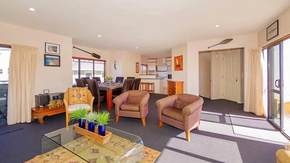 Whitianga House | Beautifully decorated town house with the beach only a short walk away.