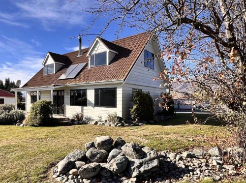 Tekapo House | Bedrock, Lake Tekapo - spa pool included