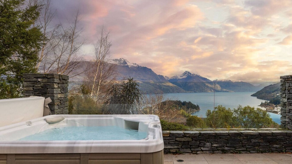 Queenstown City Centre House | Belfast Retreat - Views & Spa Pool