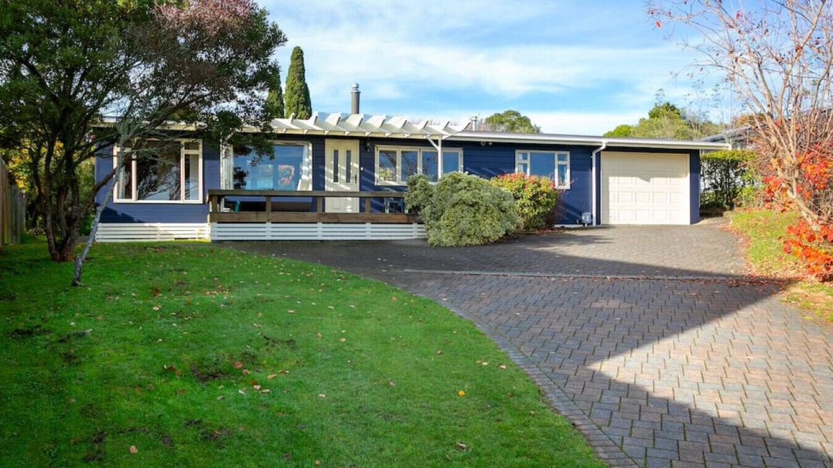 Hilltop House | Bellbird Cottage - private large section, with lake and mountain views. Perfect escape to relax