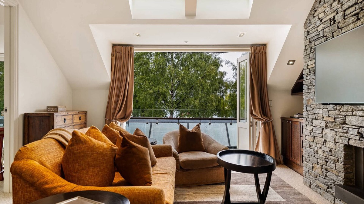 Queenstown City Centre Apartment | Ben Lomond 3 -Top-floor lakeshore apartment