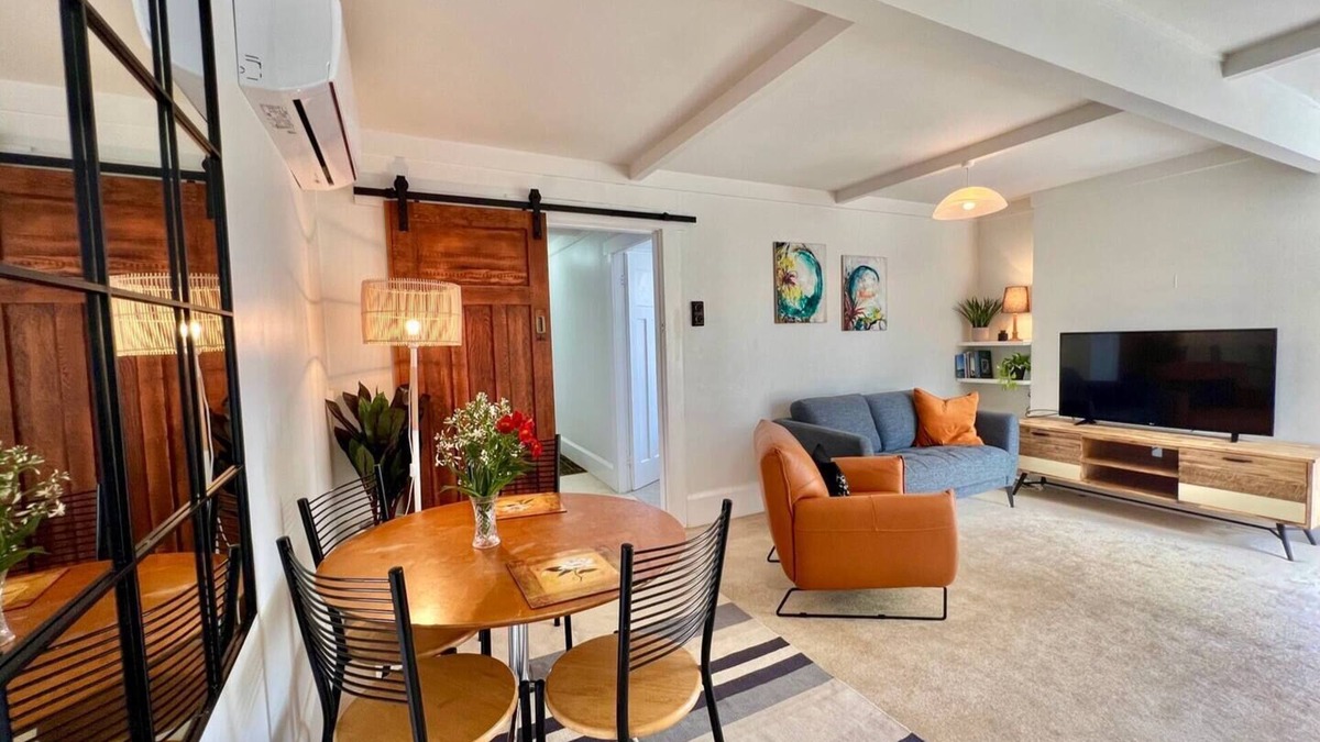 Devonport Apartment | Bespoke Stays - Beach side Apartment
