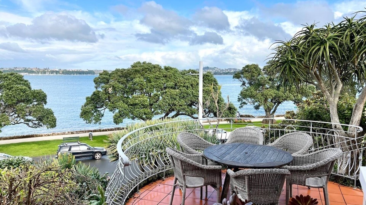 Devonport House | Bespoke Stays - Festive Villa Retreat