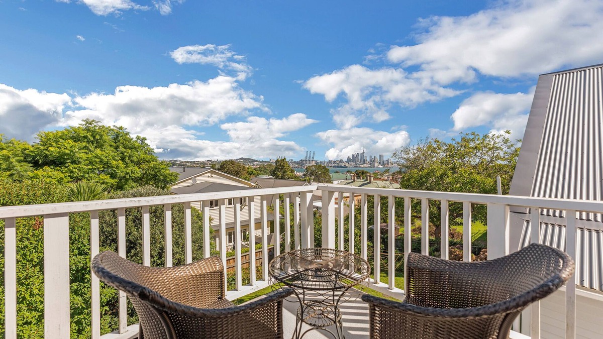 Devonport Apartment | Bespoke Stays - Kerr Street with a View