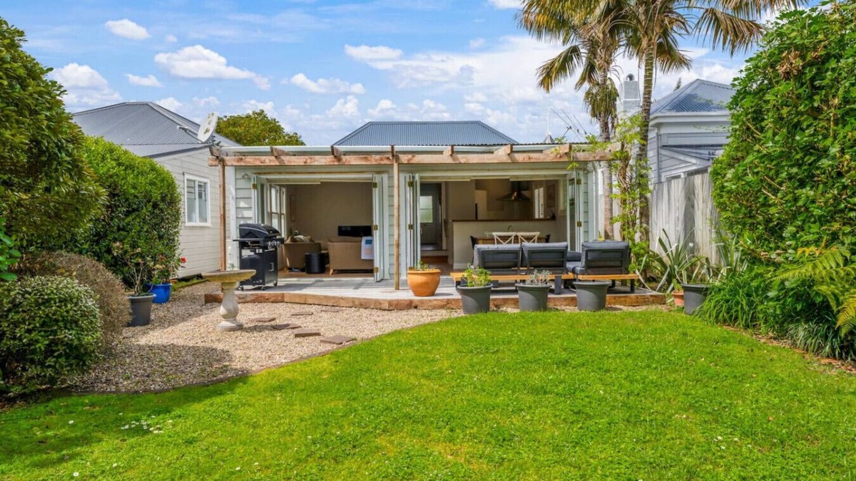 Devonport House | Best of Both Worlds` Gorgeous Villa near Beaches