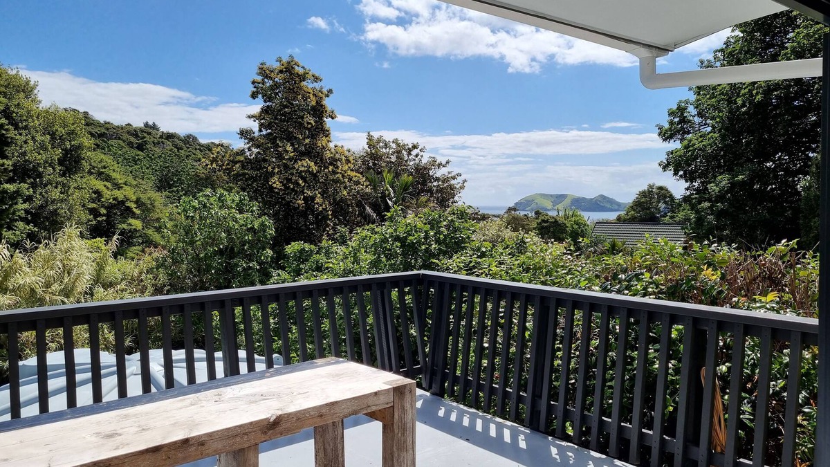 Te Kouma House | Bird Oasis on Kowhai - Peaceful. Close to Beach & Boat Ramp