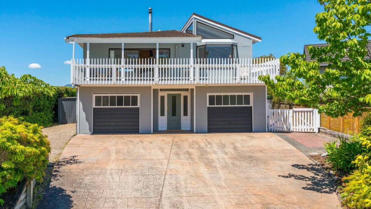 Acacia Bay House | Bird Songs and lake views with wifi