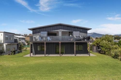 Waiotahi House | Black Bach- Beachfront Paradise Retreat