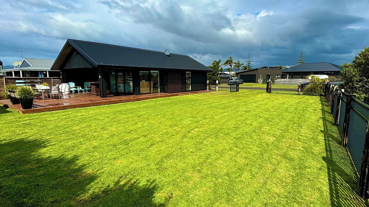 Matarangi House | Black Beauty Retreat - Matarangi Holiday Home