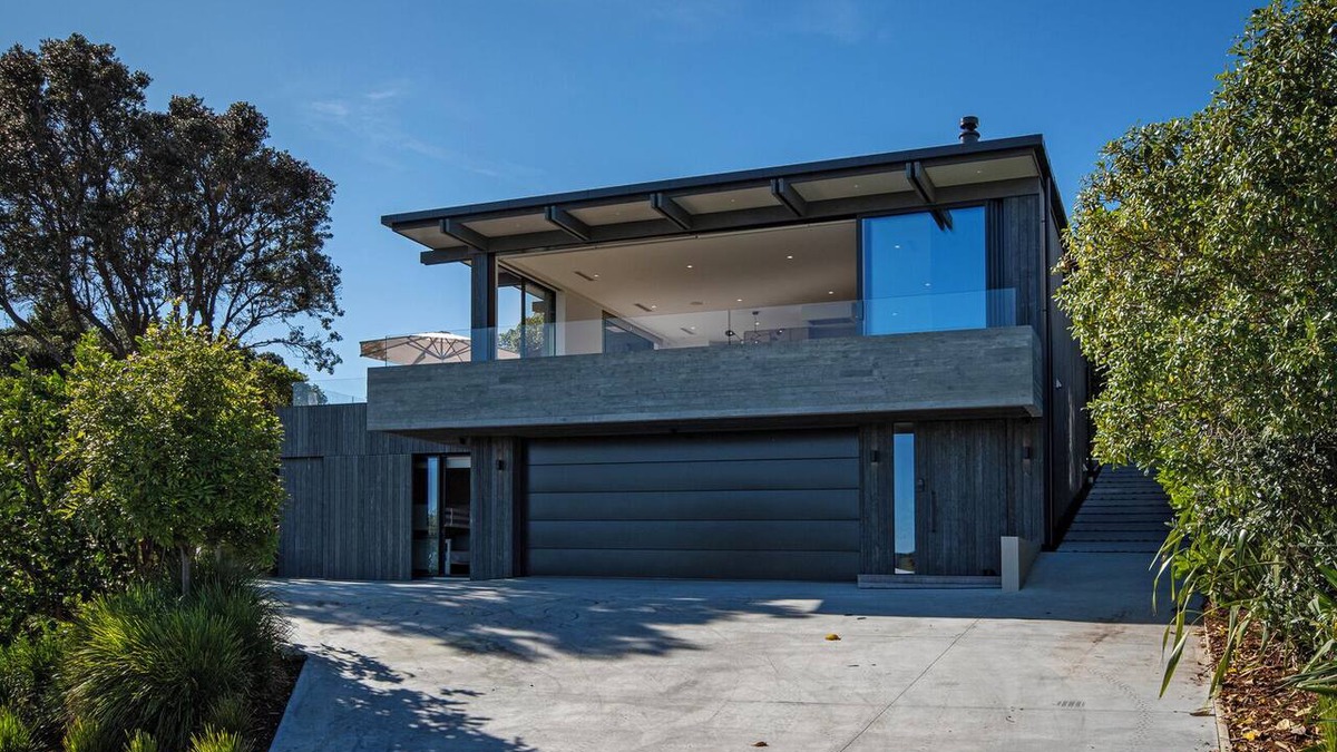 Langs Beach House | Black House Red Roof - Langs Beach Holiday Home