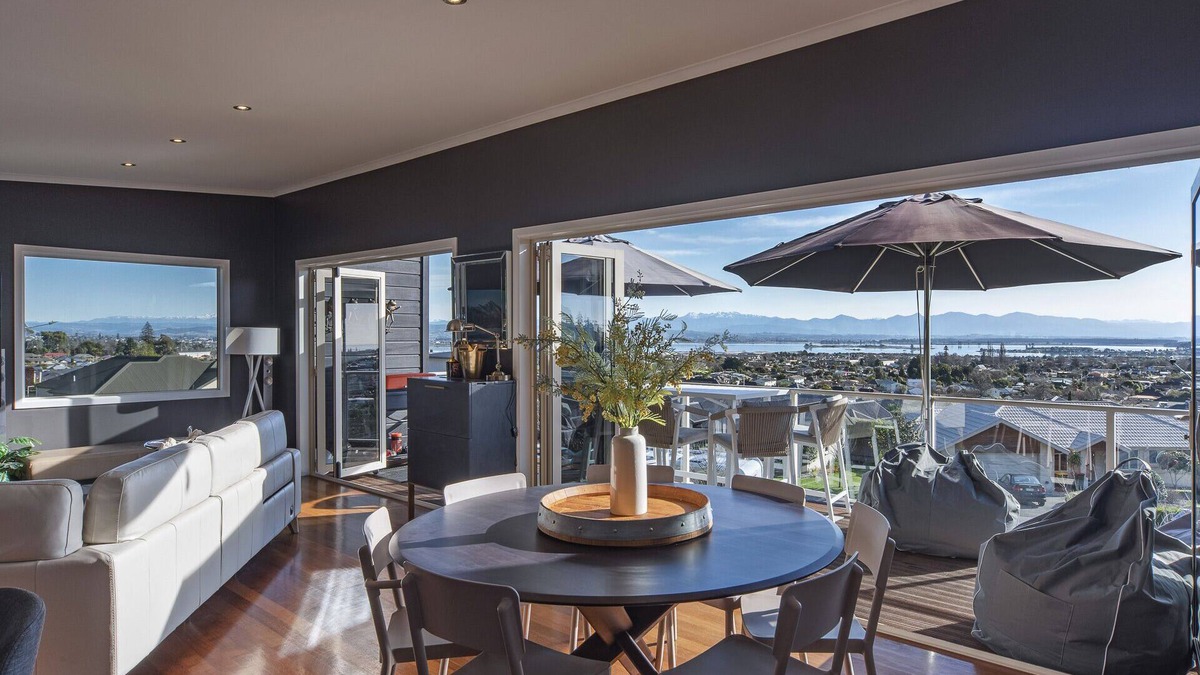 Stoke House | Black Vista