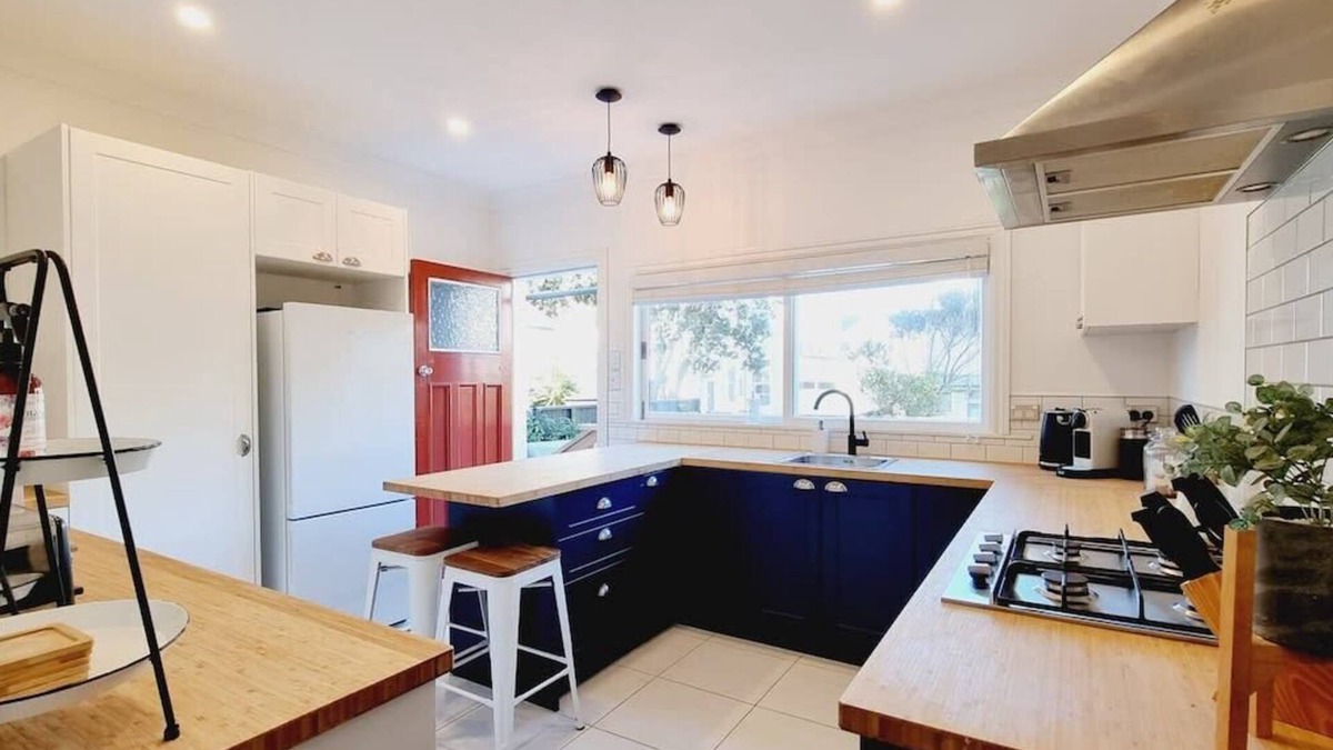 Thorndon Apartment | BLUE RETREAT THORNDON ft backyard and fireplace, minutes to CBD