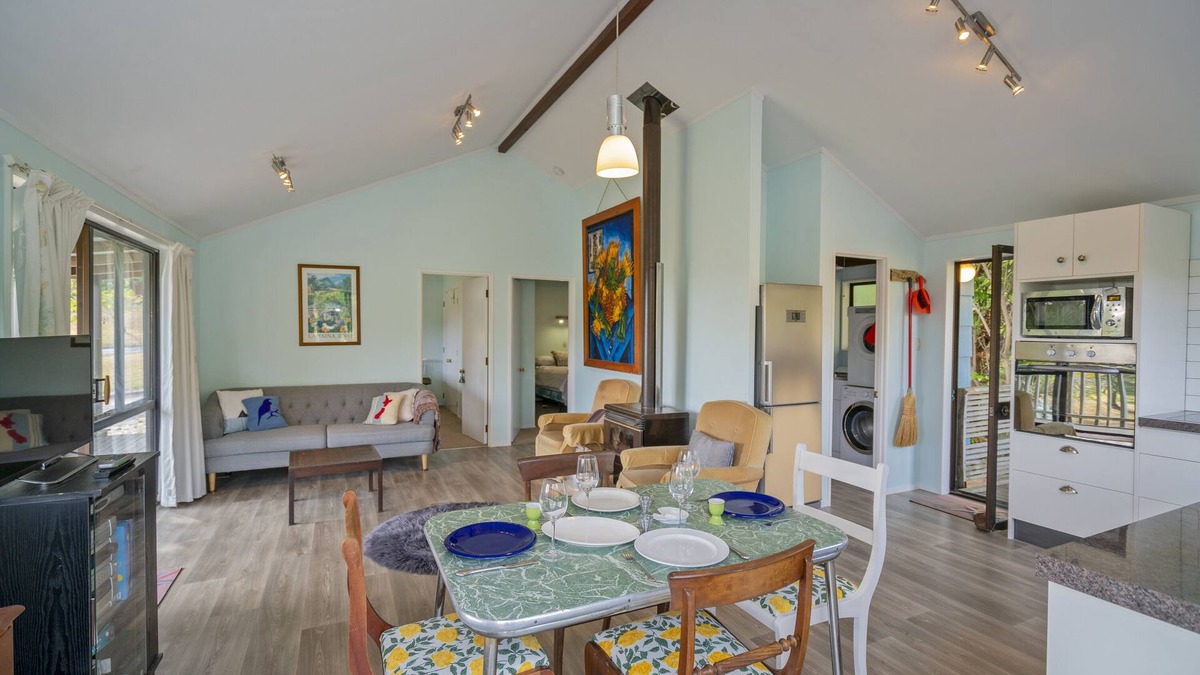 Onemana Cottage | Bluebird Bach - Onemana Holiday Home