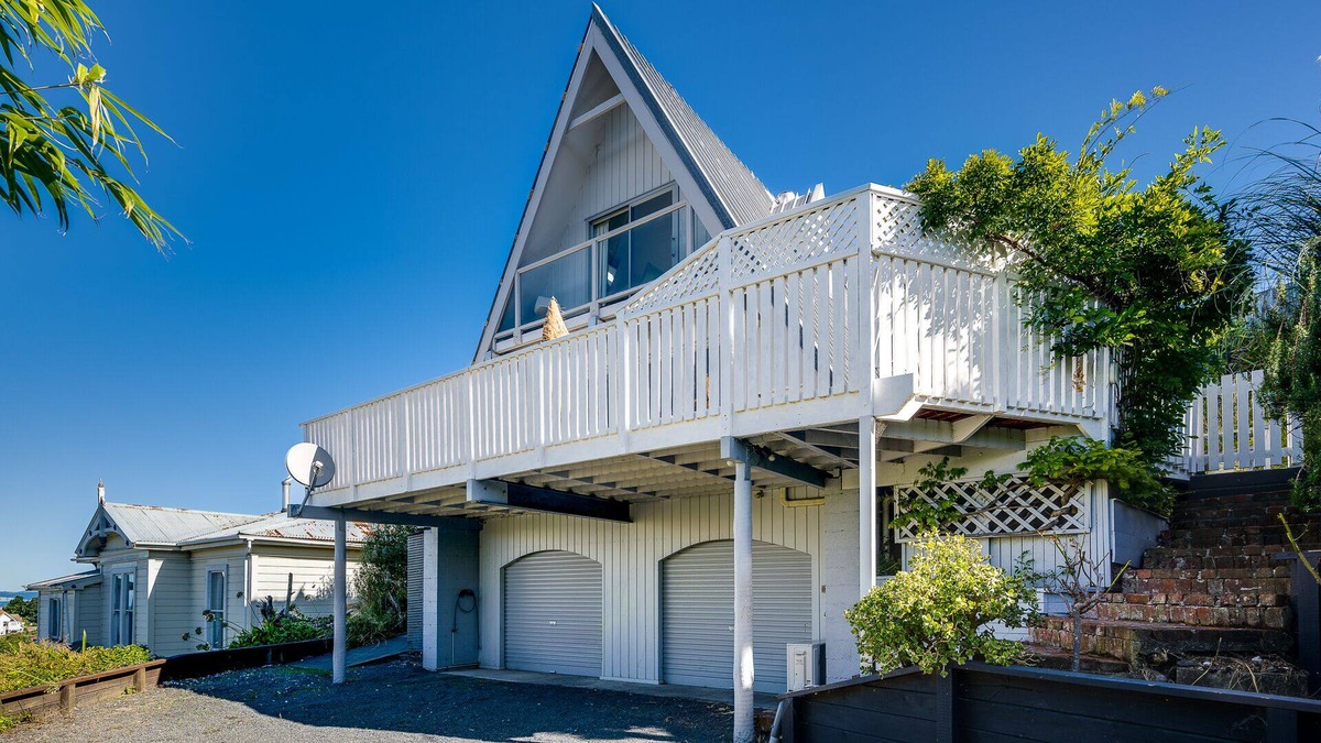 Bluff Hill House | BLUFF HILL HEIGHTS – NAPIER HOLIDAY HOME, pet friendly in Napier