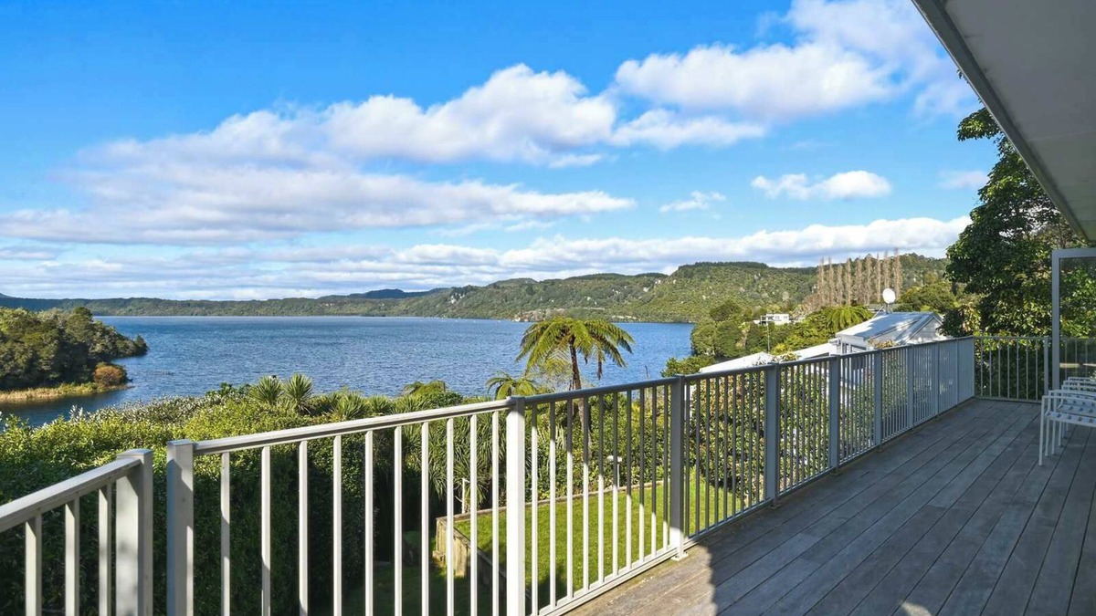 Lake Tarawera House | Boat Shed Bay - Lake Tarawera, Jetty & Spa Pool