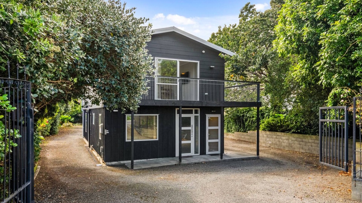 Paraparaumu House | Bold Beauty – Paraparaumu Upstairs Holiday Unit