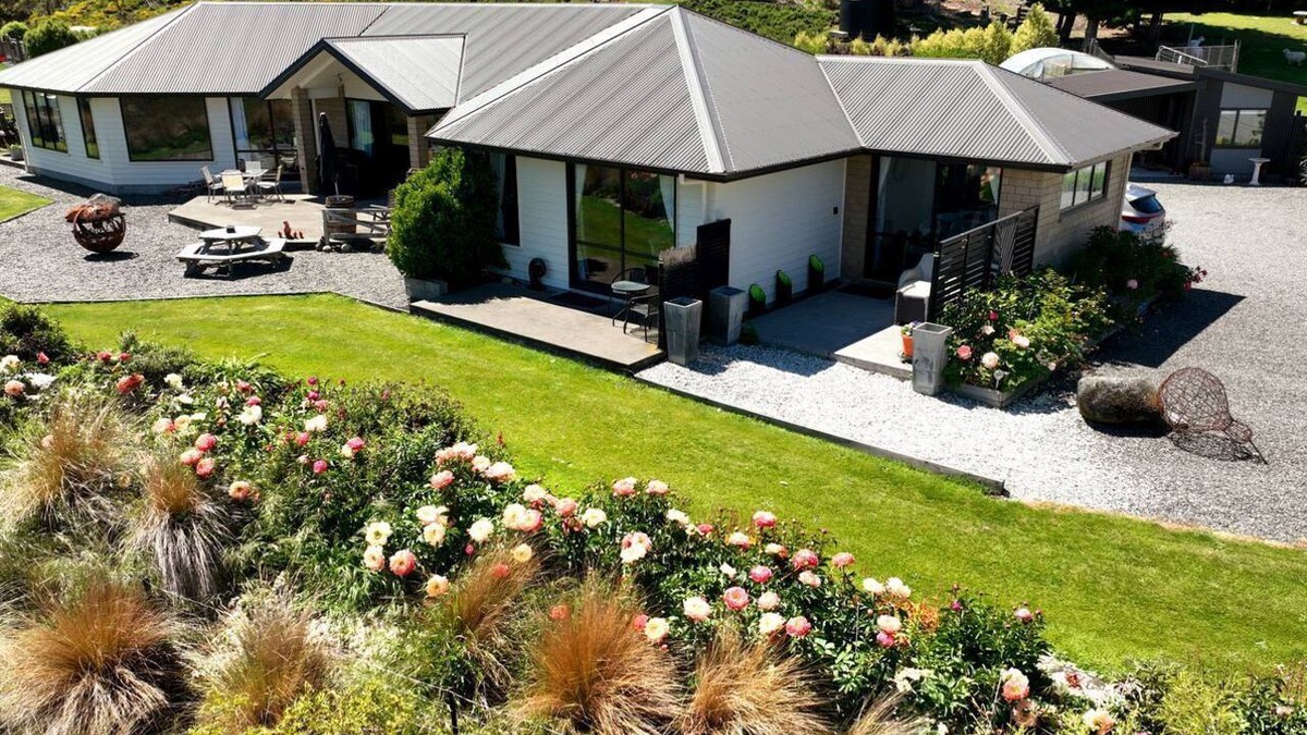 Te Anau Cabin | Boutique Bed and Breakfast on Five Rural Acres near Lake Te Anau, South Island