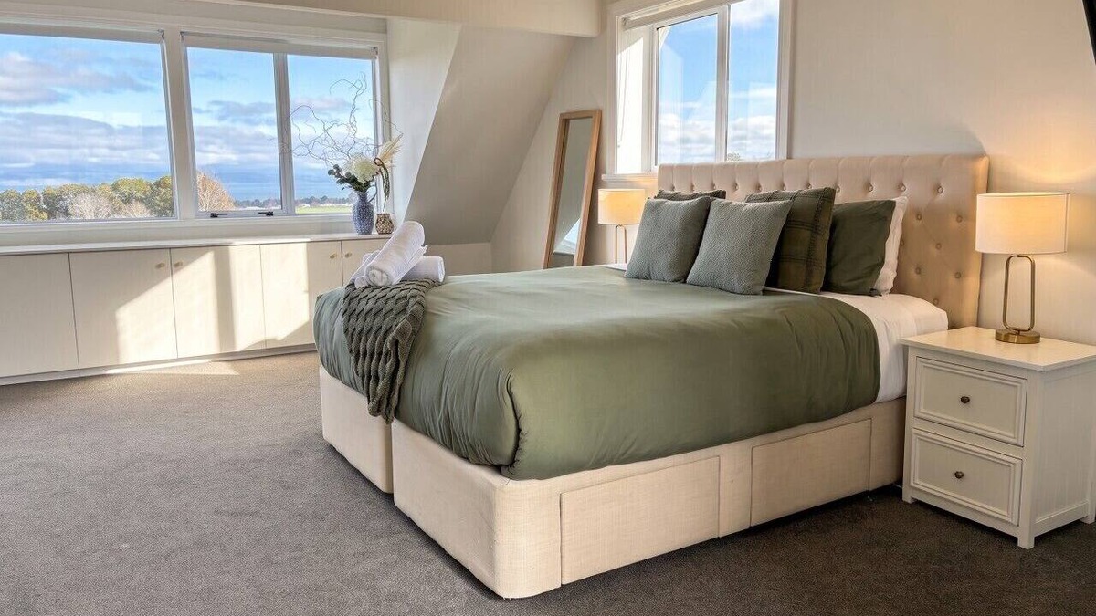Nukuhau House | Boutique Estate Stay, Spa, Pool & Lake Views