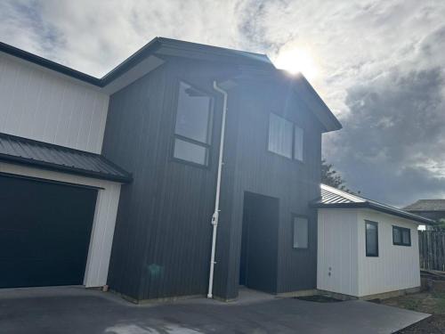 Riverhead House | Brand-new Family Retreat in Riverhead 4BR Home