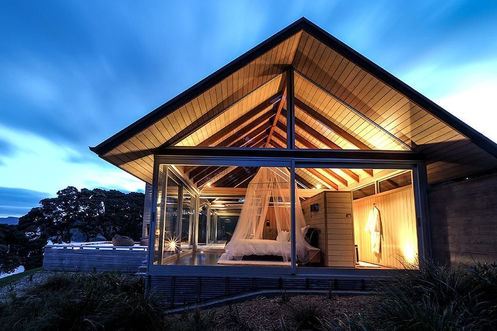 Taiharuru Cottage | Breathtaking Luxury Cottage for a Romantic Coastal Escape near Whangarei, North Island