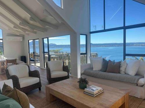 Acacia Bay House | Breathtaking Views
