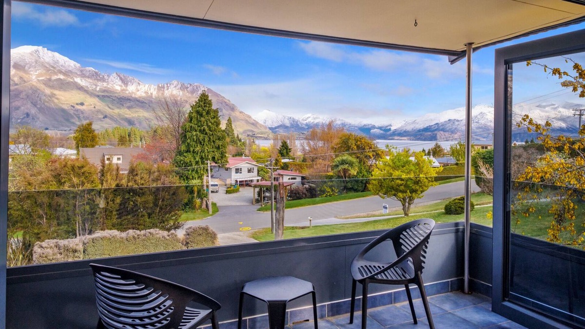 Wanaka Cottage | BREMNER BAY VIEWS - WANAKA UPSTAIRS HOLIDAY UNIT in Wanaka