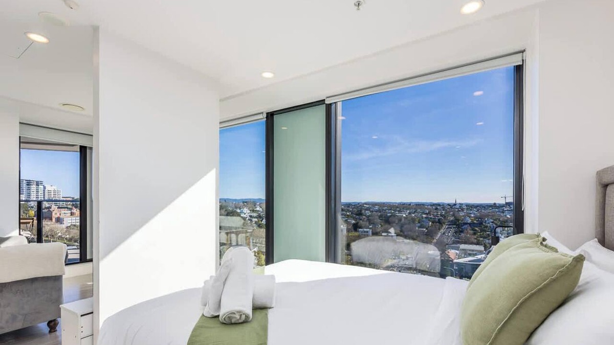 Auckland Central Business District Apartment | Bright Studio with Balcony & City Views on Union St