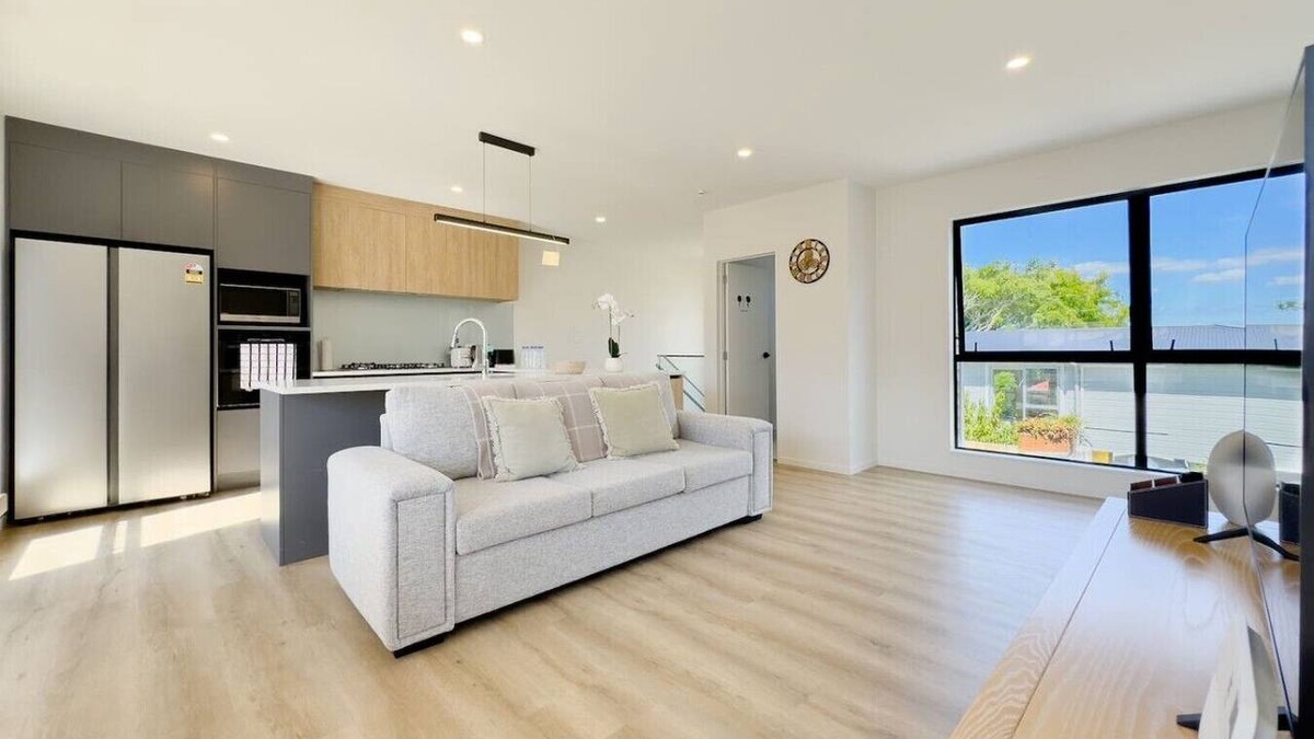 Forrest Hill Villa | Bright & Stylish Townhouse Near City & Albany