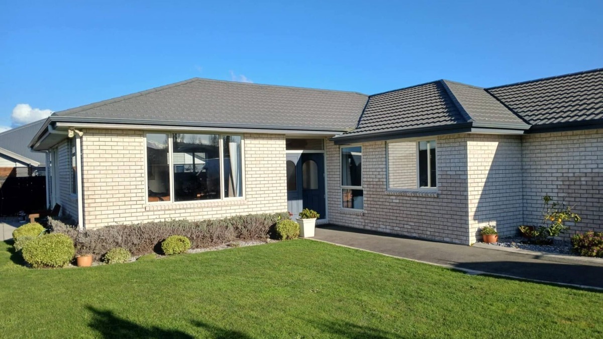 Brightwater House | Brightwater Beauty - Spa, BBQ, Trampoline & Pet Friendly!