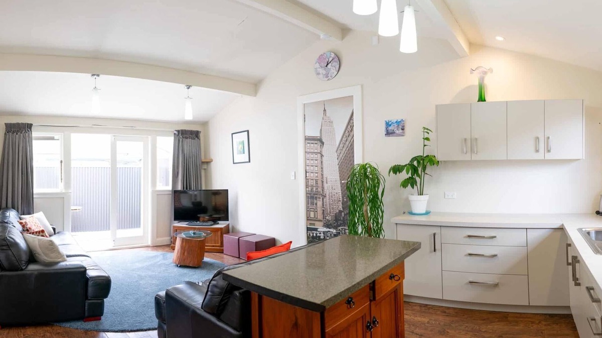 Palmerston North House | Built for Teams: Spacious Multi-Unit Stay with Secure Parking for 5