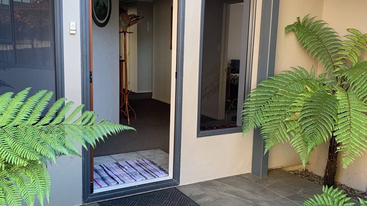 Palmerston North Bed & Breakfast | Business or fun come relax. A quiet neighbourhood with lovely walking tracks.