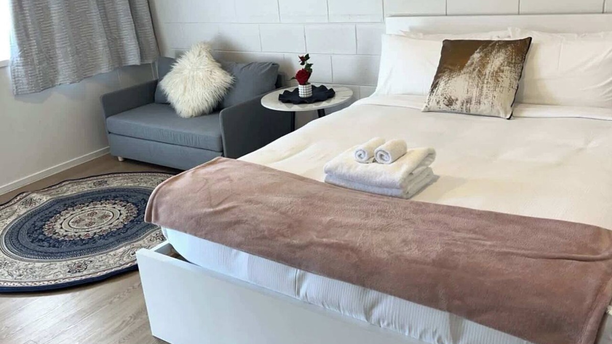 Epsom Apartment | Calm Studio in the Heart of Epsom Self Contained