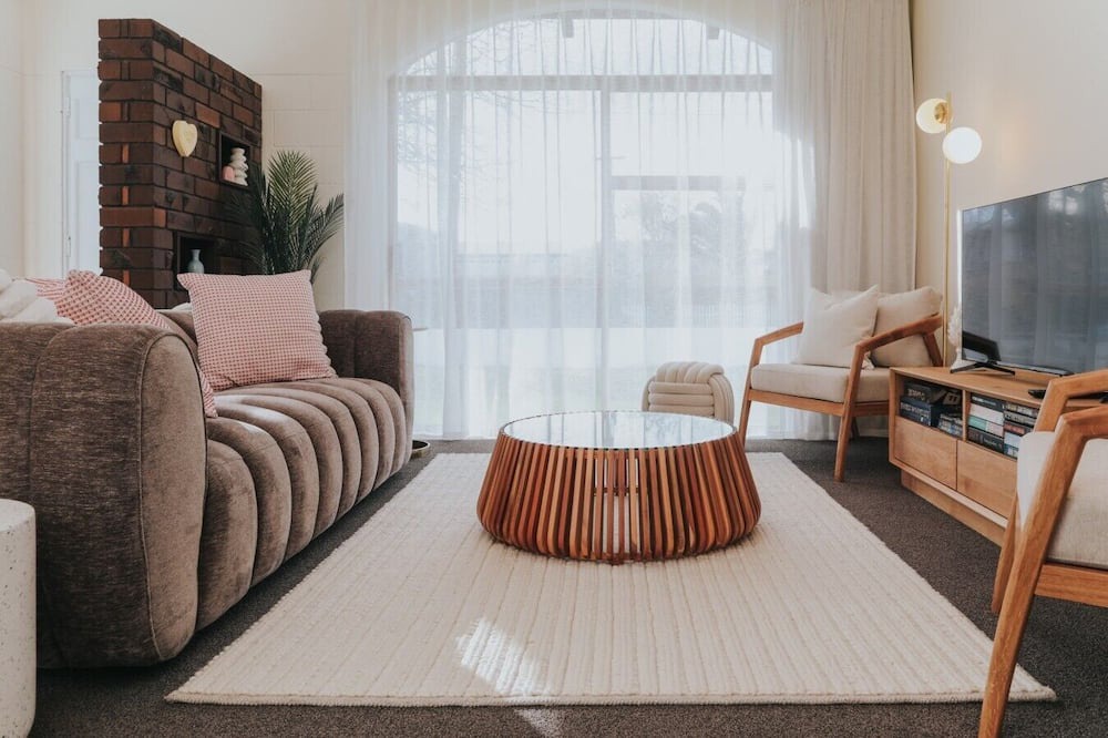 Owhata House | Casablanca Cove : A stylish, lakeside Rotorua retreat